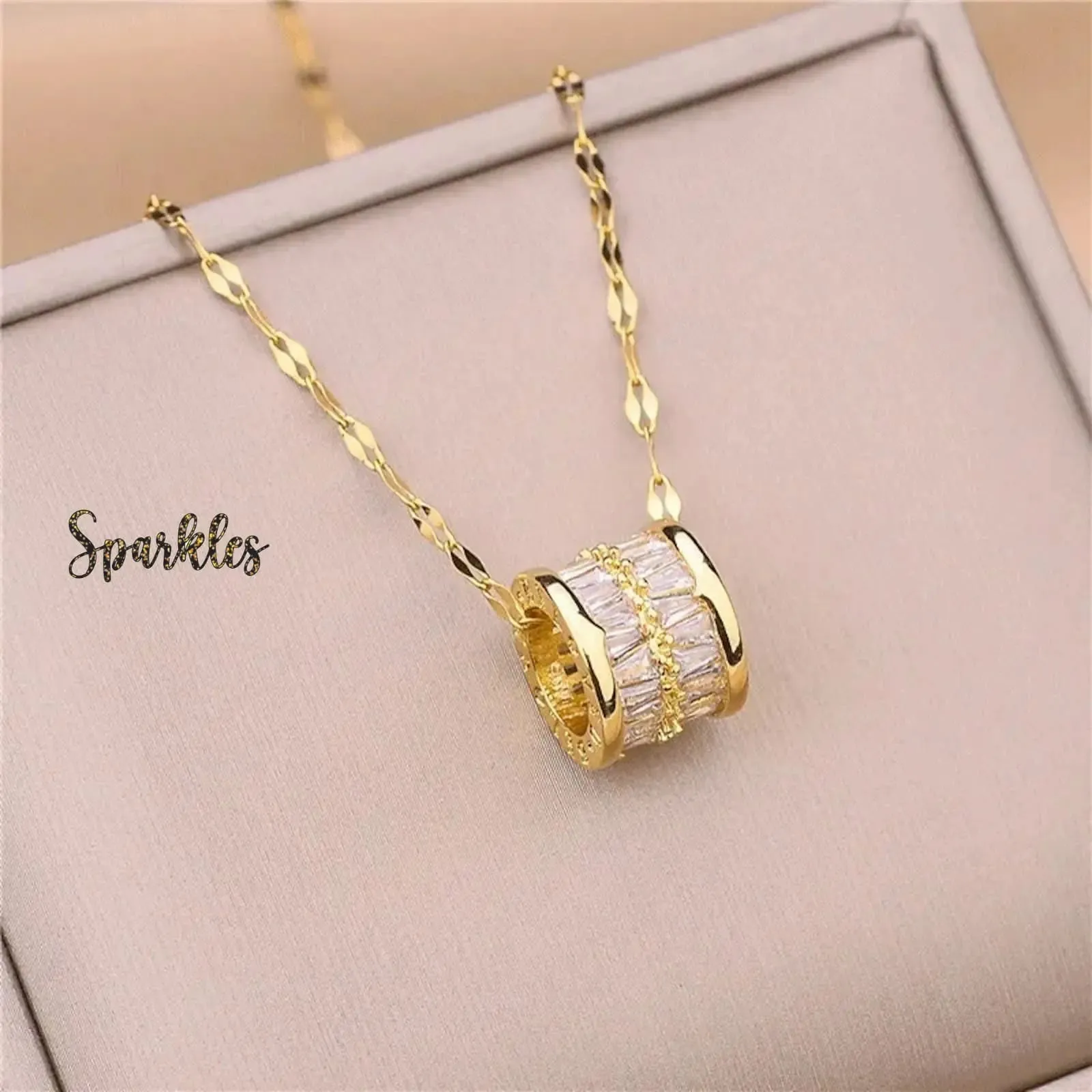 CRYSTAL PENDANT NECKLACE